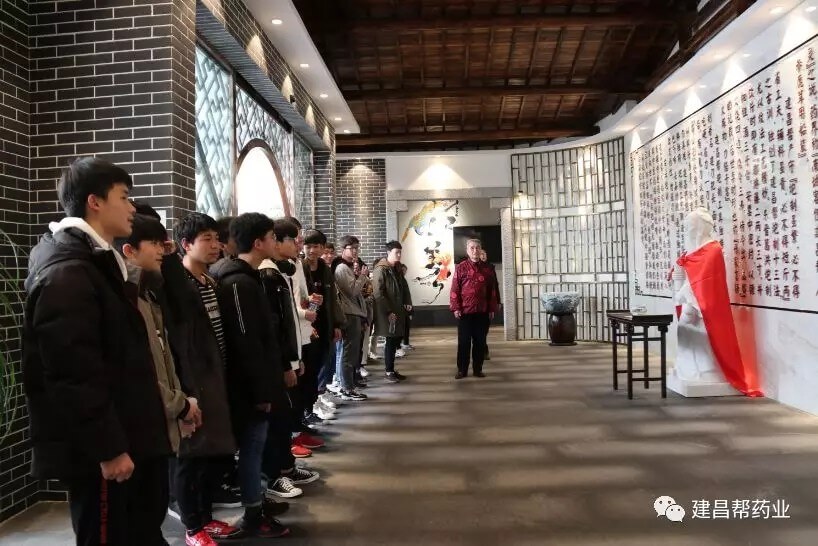 南城職業(yè)中專優(yōu)秀學(xué)生參觀學(xué)習(xí)建昌幫非物質(zhì)文化遺產(chǎn)