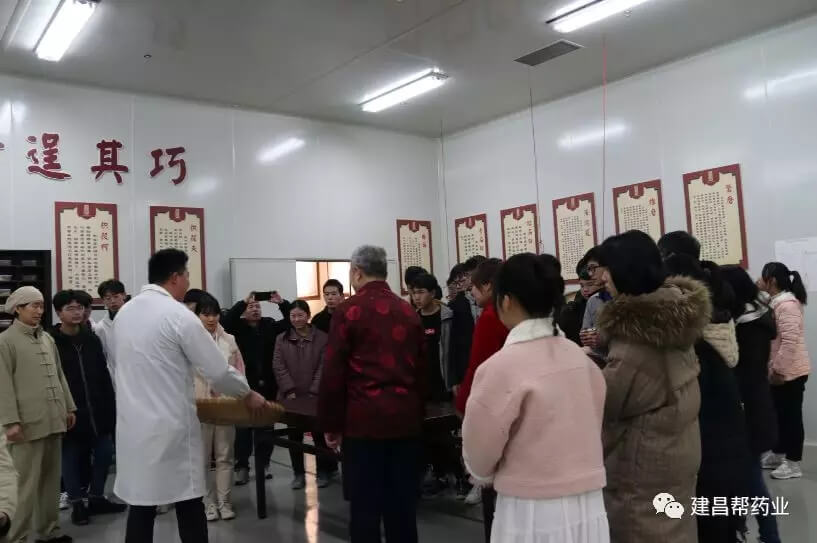 南城職業(yè)中專優(yōu)秀學(xué)生參觀學(xué)習(xí)建昌幫非物質(zhì)文化遺產(chǎn)