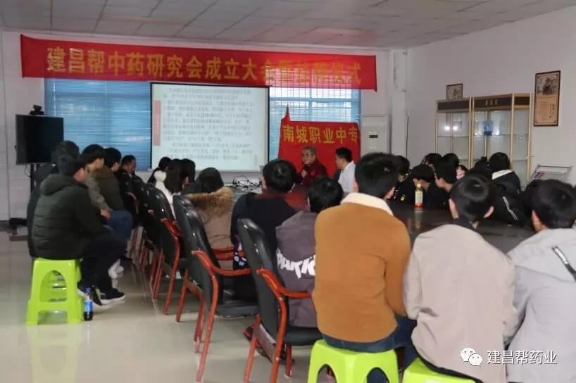 南城職業(yè)中專優(yōu)秀學(xué)生參觀學(xué)習(xí)建昌幫非物質(zhì)文化遺產(chǎn)