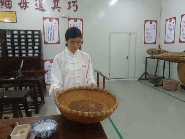 喜報(bào)！建昌幫藥業(yè)黃建琴榮獲“江西省五一勞動(dòng)獎(jiǎng)?wù)隆? />

          <p>2022年4月，江西省總工會(huì)發(fā)布了關(guān)于《2022年江西省五一勞動(dòng)獎(jiǎng)和江西省工人先鋒號(hào)推薦對(duì)象》的公示，共計(jì)129人榮獲“五一勞動(dòng)獎(jiǎng)?wù)隆?，建昌幫藥業(yè)黃建琴榜上有名。黃建琴，撫州南城人，現(xiàn)任建昌幫藥業(yè)生產(chǎn)制造部倉(cāng)庫(kù)主管，系江西省非物質(zhì)文化遺產(chǎn)中藥傳統(tǒng)炮制技術(shù)流派“建昌幫”第八代弟子（第七代傳人上官賢弟子）。在平凡的工作崗位上，她始終如一，嚴(yán)謹(jǐn)求實(shí)，兢兢業(yè)業(yè)，用心傳承非遺技藝，她團(tuán)結(jié)同事，就像黏合劑一樣</p>
          <strong>Continue Reading...</strong>
        </a>
        <span>01<font>May</font><em>2022</em></span>
      </li>

      <li>
        <a href=